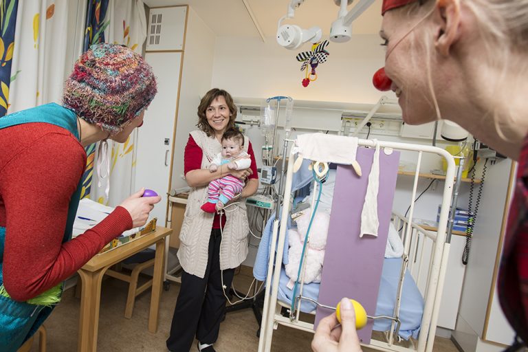 Hilser på baby Rikshospitalet Ⓒ Foto Bjørg Hexeberg, Sykehusklovnene