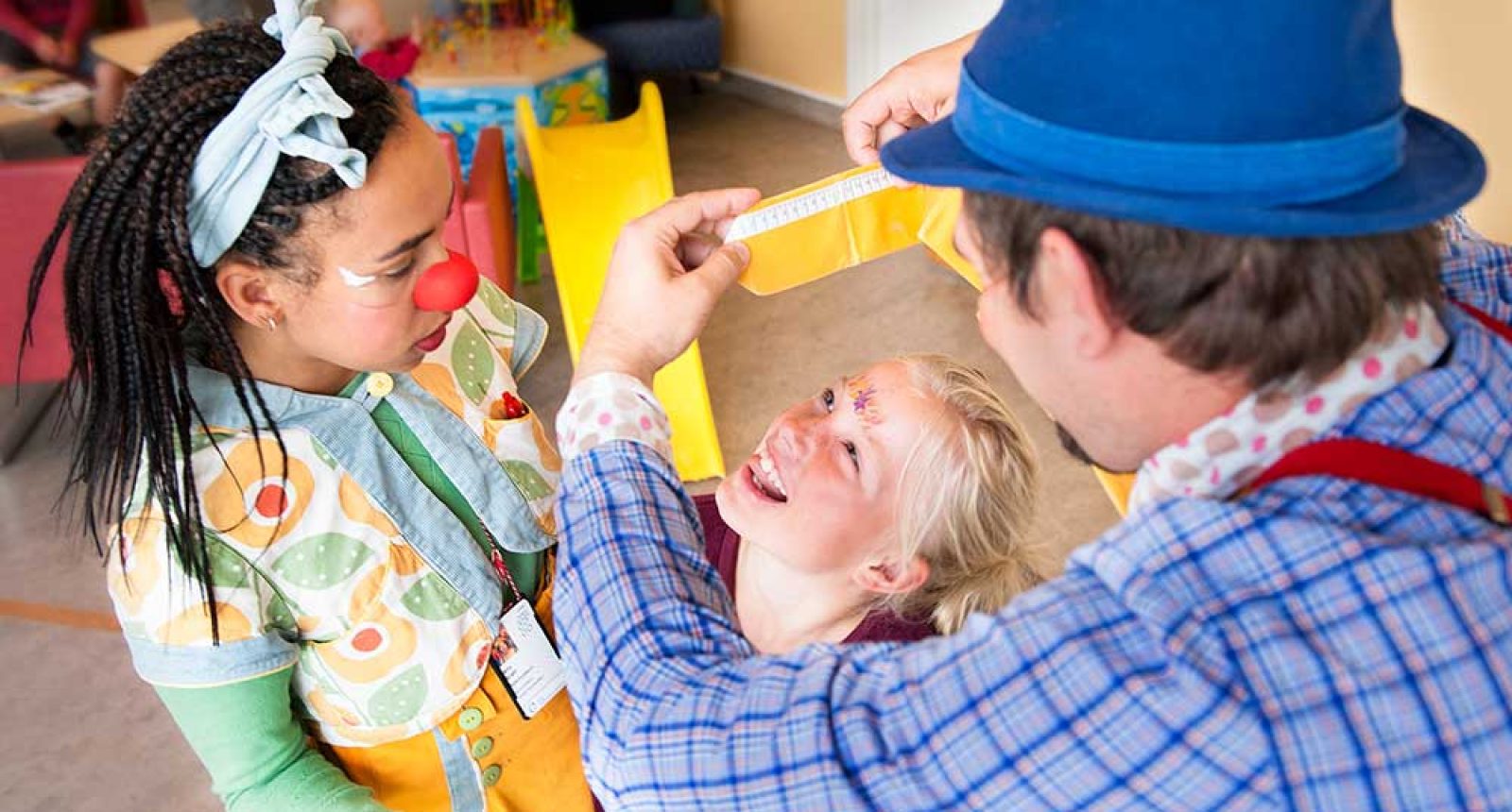 Sykehusklovner leker med barn